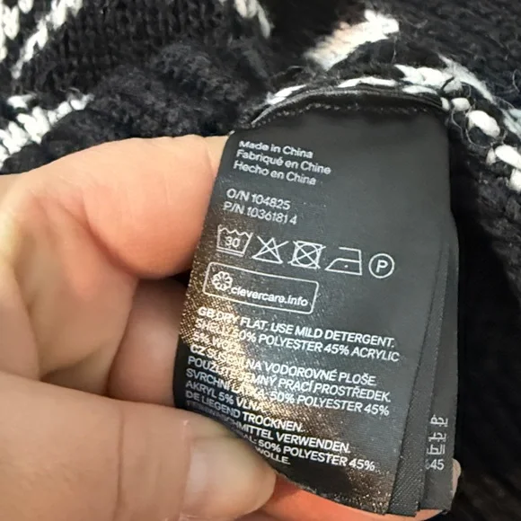 H&M x DISNEY NWT MICKEY MOUSE MOCK NECK SWEATER size S - Picture 8 of 10